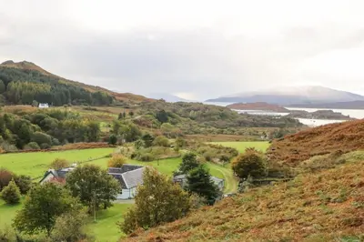 a house on a hill with a view of the countryside at Darach in Lunga