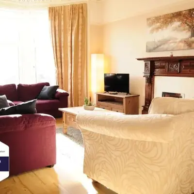 A Spacious Flat with Character - Private Car Space