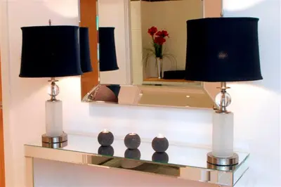 two lamps sitting on a shelf in a room at River Clyde West End Apartment - 2 Bedrooms in Glasgow
