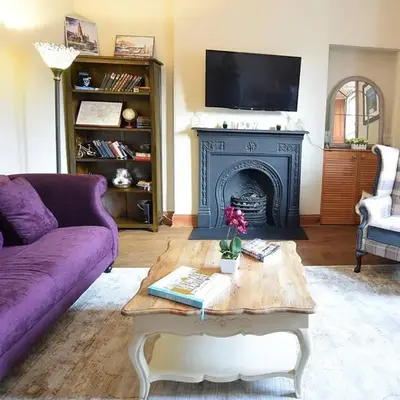 JOIVY Classic Apt with Castle Views in Old Town