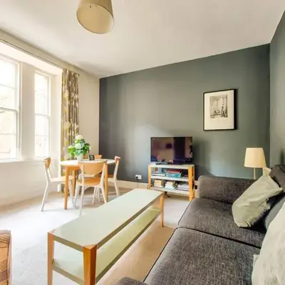 JOIVY Amazing Location! Lovely Rose St Apt in New Town