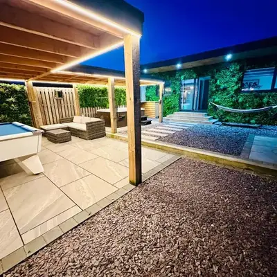 Hazells Lodge Farm Stay Sleeps 2 Undercover Hottub and Pool Table