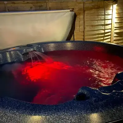 GROOMS COTTAGE OUTSIDE HOT TUB