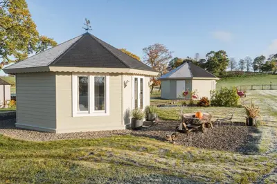a small shed in the middle of a yard at Dunroamin Lodges in Drymen