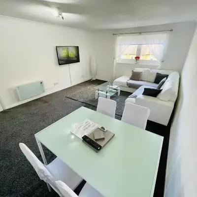 Modern 2 bedroom Apartment Near City Centre
