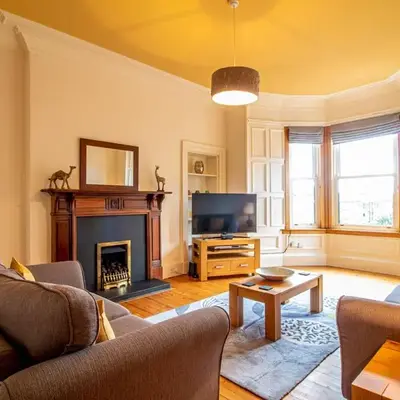 Beautiful and Bright Georgian Style Morningside Apartment - Pass the Keys