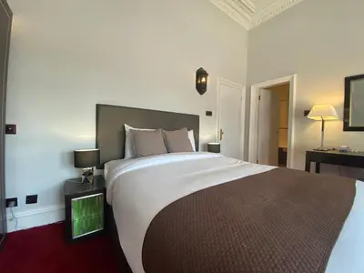 a bedroom with a large bed in a hotel room at No6 West Coates in Edinburgh