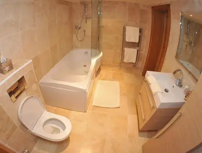 a bathroom with a toilet and a tub and a sink at Kingsview Apartment in Stirling