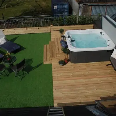 Luxury Duplex - Sleeps 2 - Hot Tub - Parking