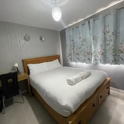 Chic 2 Bed Apartment with Free Parking- Recently Redecorated