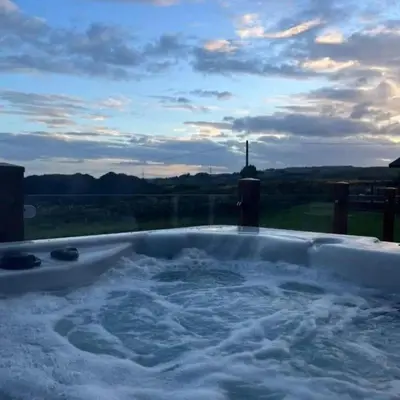 a bath tub filled with lots of snow at 2 Bedroom Sleeps 4 Lodge-Smart Tv-Hot tub-Dogs Ok in Lochwinnoch