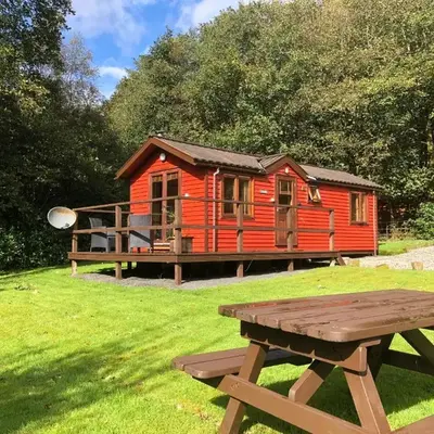 Rashfield Sheilings - Quiet Riverside Lodges for Couples near Pucks Glen
