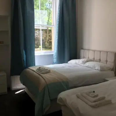 3 Bed Central Apartment - Pet Friendly & Parking