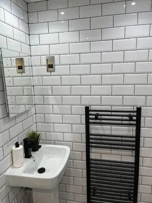 a white bathroom with a sink and a mirror at Cheerful 2 Bedroom Homely Apartment, Sleeps 4 Guest Comfy, 3x Double Bed, Parking, Free WiFi, Suitable For Business, Leisure Guest,Glasgow, Glasgow West End, Near City Centre, Perfect For Common Wealth Games 2026 in Glasgow