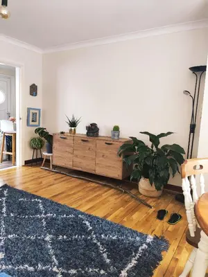 a living room with a dresser and a rug at Single bedroom in quiet neighbourhood in Mount Vernon