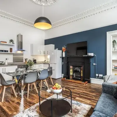 Renfrew Residence Central Glasgow 4-Bed Flat