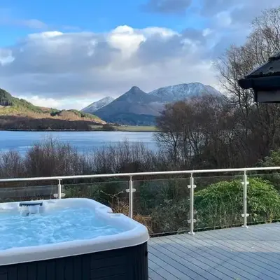 The Heronry Hideaway with luxury hot tub