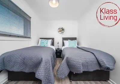 two beds sitting next to each other in a bedroom at Berwick Apartment by Klass Living Coatbridge in Coatbridge
