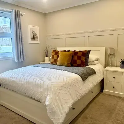 Holly Lodge - 2 x Kingsize bedrooms with private entrance and free parking-new shower room