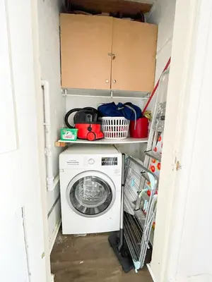 a washer and dryer in a small room at Open Plan 2 Bed Apt, Near Edinburgh Castle in Edinburgh