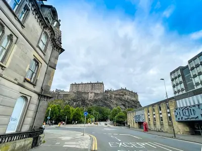 an empty street with a castle on top of a mountain at Open Plan 2 Bed Apt, Near Edinburgh Castle in Edinburgh