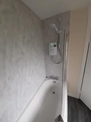 a bath tub in a bathroom with a shower at Carvetii - Zelda House - 4 bedroom house, sleeps 8 in Oakley