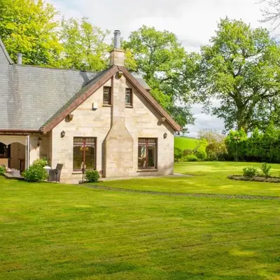 Stunning 4-Bedroom Country House with Hot Tub & Sauna near Loch Lomond