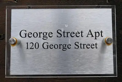 a sign that saysgee street art crore street at George Street Apartment in Oban