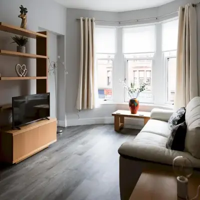 Superb 1Bed Flat in Fabulous West End - Pass the Keys