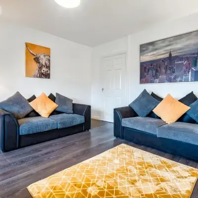 Balloch House -Spacious 3 bed house with on street parking