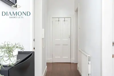 a hallway with white walls and a white door at Cosy 2 Bed Apt West End Edinburgh FREE PARKING in Edinburgh
