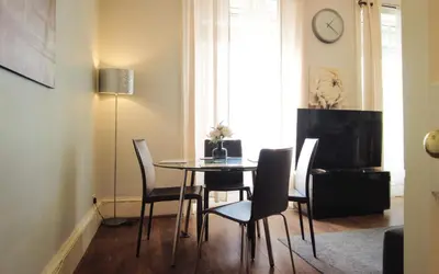 a dining room with a table and chairs at 1 Bedrooms Flat in Central Edinburgh Haymarket, Heart of Edinburgh Flat Sleeps 4 , in Edinburgh