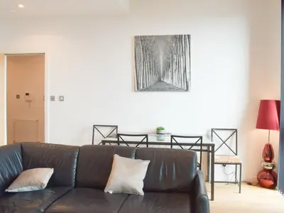 a living room with a brown leather couch at Modern 2BD2Bath Apart CityCentre in Glasgow