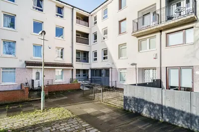 an empty courtyard in an apartment building at Lovely 1-bedroom property with balcony in West end in Glasgow