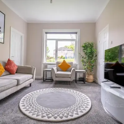 4 Bedrooms Homely House - Sleeps 6 Comfortably with 6 Double Beds